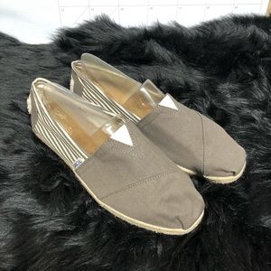 Toms grey and white striped 10